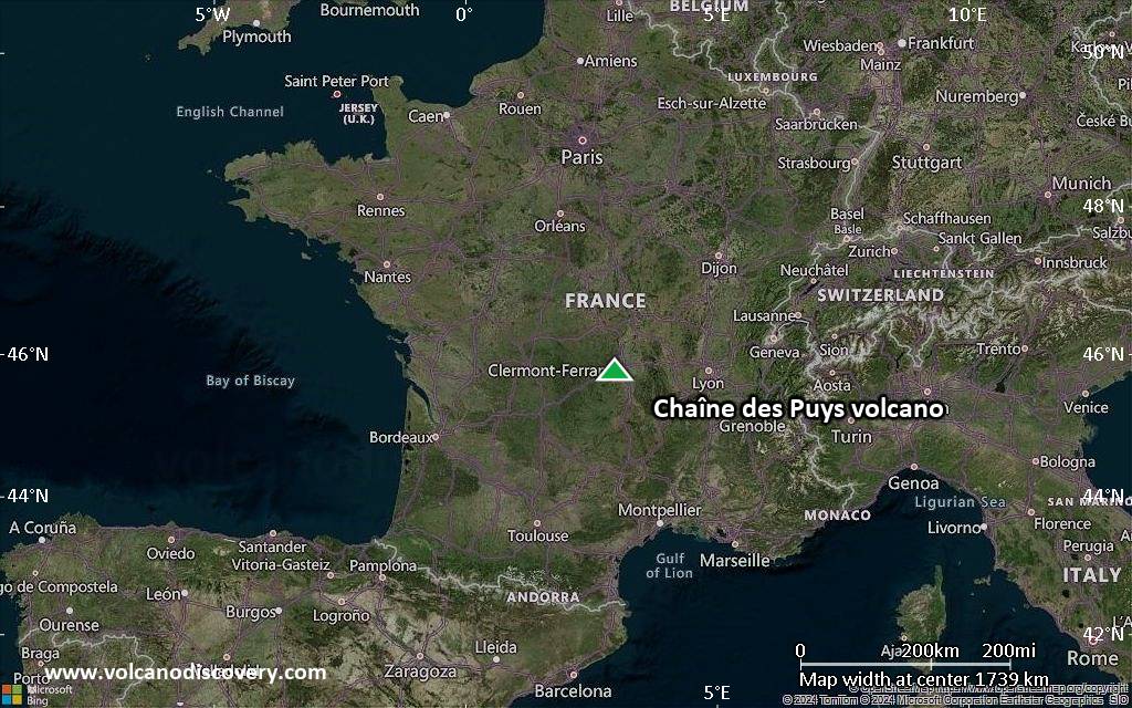 Satellite/aerial-type map of Chaîne des Puys volcano (region scale medium)