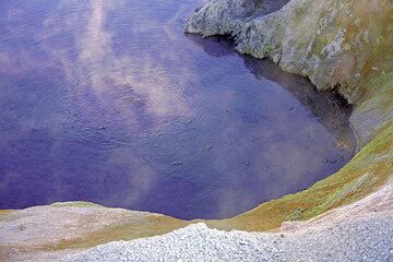 Hot thermal spring near Lassen volcano (Photo: Tom Pfeiffer)
