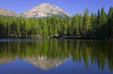 Вулкан Лассен, Калифорния, отраженный в озере (Photo: Tom Pfeiffer)