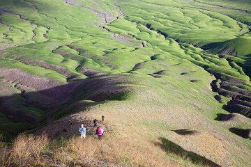 On the first (easy) part of the new climb to Lengai. (Photo: Tom Pfeiffer)