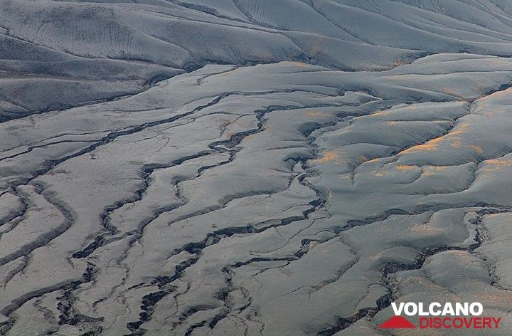 Barrancos de erosión en la llanura cubierta de ceniza al oeste del volcán Lengai. (Photo: Tom Pfeiffer)
