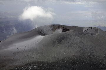 The group is crossing the crater,- they are just tiny spots in the picture.  (Photo: Tom Pfeiffer)