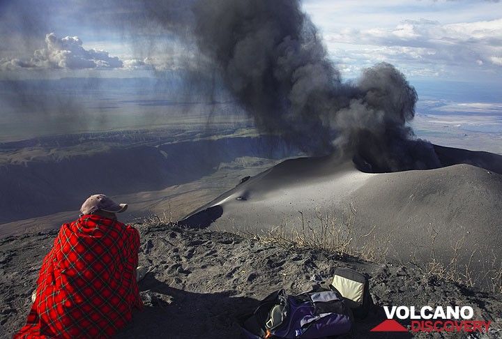 Maassai guide Peter observing the eruptions at Lengai volcano. (Photo: Tom Pfeiffer)