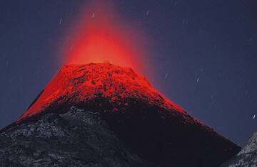 Erupting hornito in Lengai volcano's crater (Aug 2003) (Photo: Tom Pfeiffer)