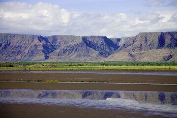 La pared escarpada occidental del Valle del Rift en el lago Natron. (Photo: Tom Pfeiffer)