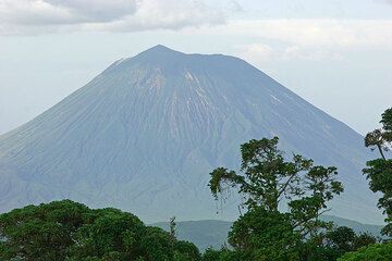 Stratovolcan Ol Doinyo Lengai vu du cratère Empakai. Le grand hornito dans son cratère actif (sur le côté gauche) apparaît tout juste. (Photo: Tom Pfeiffer)