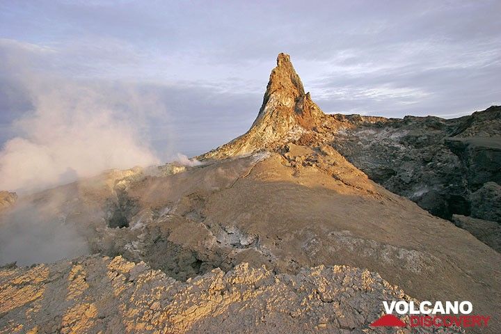 The tall hornito T49b still standing. To the right, the collapse area in the center of the crater. (Photo: Tom Pfeiffer)