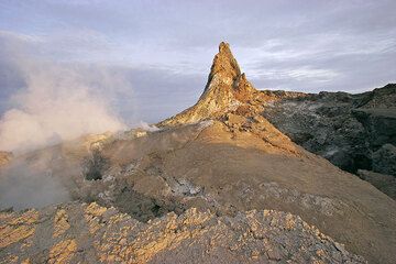 Le grand hornito T49b toujours debout. A droite, la zone d'effondrement au centre du cratère. (Photo: Tom Pfeiffer)