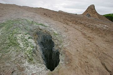 Eine senkrechte Höhle, wahrscheinlich das Innere eines Hornitos, der bis zur Spitze unter Lavaströmen begraben worden ist. (Photo: Tom Pfeiffer)