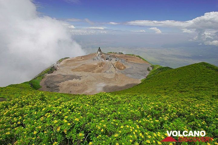Feb de 2007, un año antes, la misma visión sobre el cráter del norte de la cumbre. El cráter famoso por su paisaje surrealista con hornitos un... (Photo: Tom Pfeiffer)