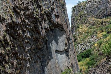 The side of the canyon is made entirely of columnar lavas (Photo: Tom Pfeiffer)