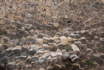 Vue vers le sommet de la grotte, constitué des bases de colonnes. (Photo: Tom Pfeiffer)