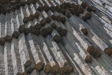 View up towards the lava columns (Garni gorge, Armenia) (Photo: Tom Pfeiffer)