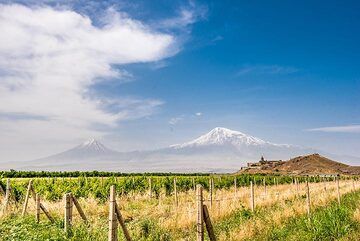 Célèbre monastère de Khor Virap avec les volcans jumeaux d'Ararat en arrière-plan. (Photo: Tom Pfeiffer)