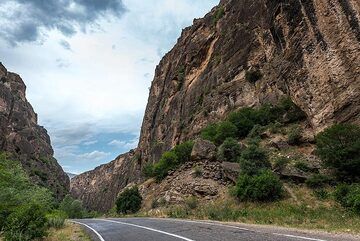 Road in the middle of the Areni valley, with steep vertical cliffs. (Photo: Tom Pfeiffer)