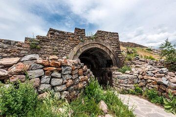 Entrance gate of the Smbataberd Fortress (Photo: Tom Pfeiffer)