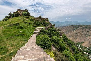 Die Hauptmauer der Festung ist größtenteils noch intakt (Photo: Tom Pfeiffer)