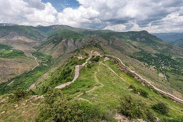 La forteresse occupait la pointe allongée et triangulaire de la montagne, offrant une protection naturelle idéale sur 3 côtés. (Photo: Tom Pfeiffer)