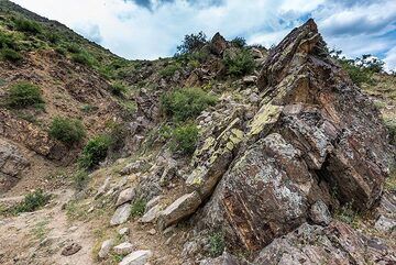 Le long du chemin qui descend dans l’autre vallée, des dykes volcaniques traversent la roche sédimentaire. (Photo: Tom Pfeiffer)