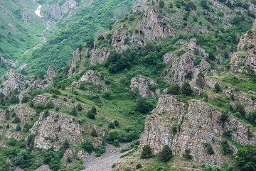 Falaises escarpées de roches grisâtres. (Photo: Tom Pfeiffer)