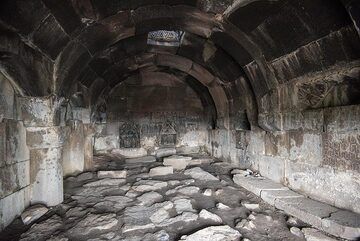 Inside the first room of the Selim caravanserai. (Photo: Tom Pfeiffer)
