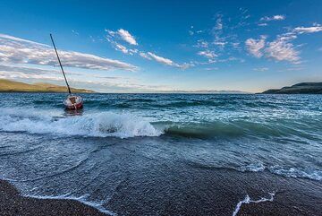 Windy, but sunny day at Lake Sevan, the largest water body in Armenia and the Caucasus region. (Photo: Tom Pfeiffer)