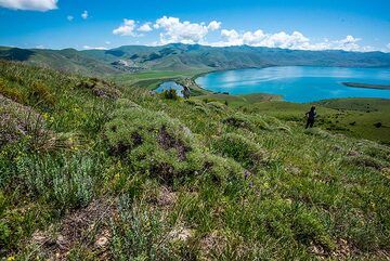 Hiking to a viewpoint over Lake Sevan (Photo: Tom Pfeiffer)