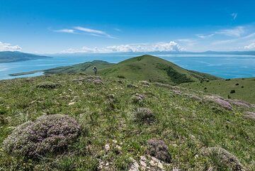 View from near the summit, about 500 m above Lake Sevan (Photo: Tom Pfeiffer)