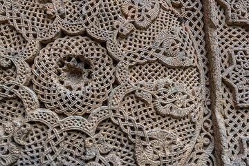 Incredibly filigree stone cuttings on a 2x1 meters decorative plate at the entrance; it took 10 years of he master to complete this stone. (Photo: Tom Pfeiffer)