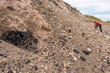 Part of the large Gyumush-Dzhraber-Fantan obsidian deposit (Kotayk Province), one of the most impressive obsidian lava flows in the world. (Photo: Tom Pfeiffer)