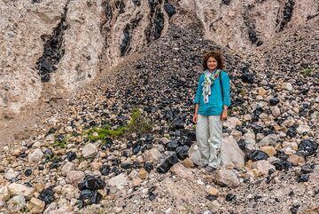 Marina for scale at the obsidian wall (Photo: Tom Pfeiffer)