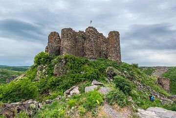 Vue vers les murs massifs du château avec des tours de défense circulaires. (Photo: Tom Pfeiffer)