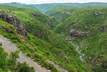 Small river gorge beneath the castle (Photo: Tom Pfeiffer)