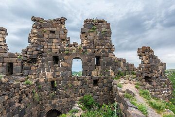 Ruins of the walls of the main interior room of the castle (Photo: Tom Pfeiffer)