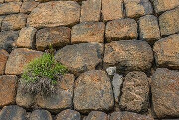 Détail du mur construit avec des blocs de pierre massifs de près d'un mètre de large chacun. (Photo: Tom Pfeiffer)
