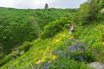 Auf dem Weg mit der kleinen Kapelle unterhalb des Schlosses Amberd im Hintergrund. (Photo: Tom Pfeiffer)