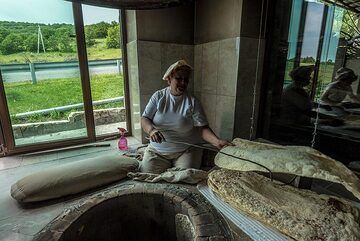 Así, los dos experimentados panaderos de lavash producen entre uno y dos por minuto y los amontonan junto a ellos. Nos dieron uno para comer, fresco y aún caliente, ¡es un verdadero manjar! (Photo: Tom Pfeiffer)