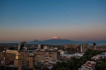 Amanecer sobre el volcán Ararat visto desde Ereván (Photo: Tom Pfeiffer)