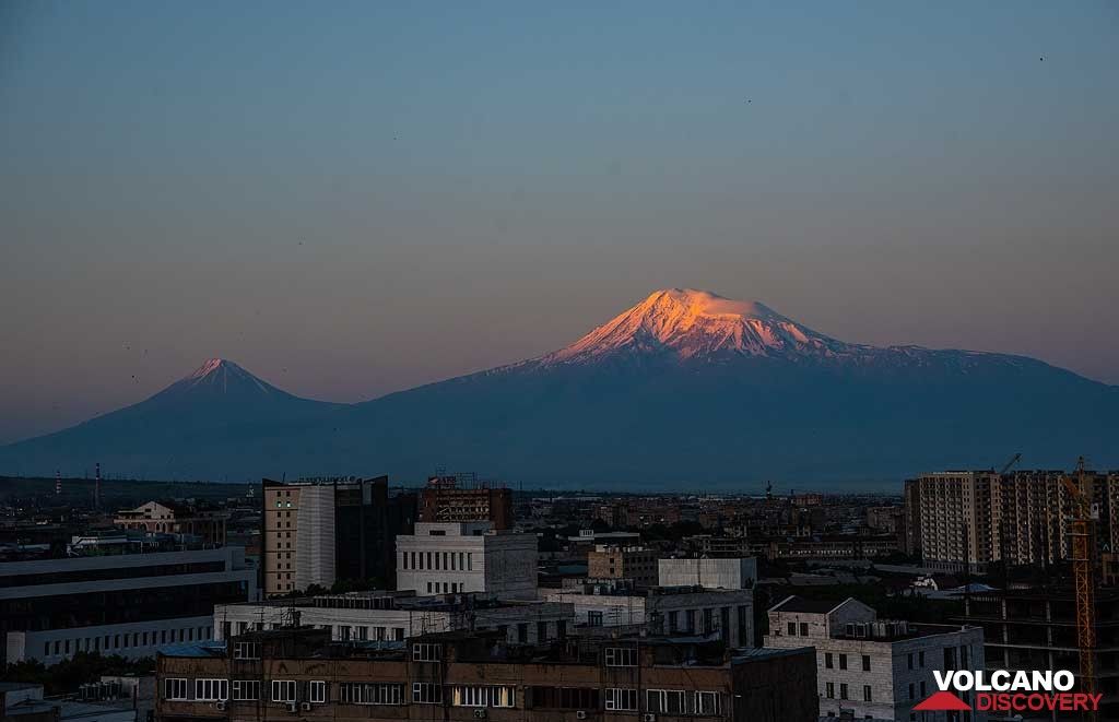Sunrise over Yerevan, view from our hotel: the first sunrays are touching the summit of Ararat volcano behind the Turkish border to the west. (Photo: Tom Pfeiffer)