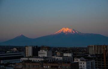 Lever de soleil sur Erevan, vue depuis notre hôtel : les premiers rayons du soleil touchent le sommet du volcan Ararat derrière la frontière turque à l'ouest. (Photo: Tom Pfeiffer)