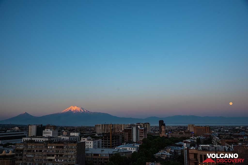 Yerevan city panorama, with full moon setting just before sunrise and Mt Ararat volcano in the background. (Photo: Tom Pfeiffer)