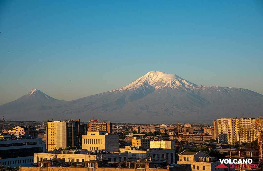 Sunrise has arrived in Yerevan and kisses the eastern facades of its buildings. On a clear morning, the slopes and valleys of Ararat volcano are well visible. (Photo: Tom Pfeiffer)