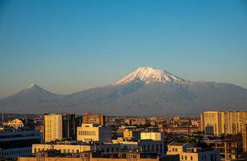 Der Sonnenaufgang ist in Eriwan angekommen und küsst die Ostfassaden seiner Gebäude. An einem klaren Morgen sind die Hänge und Täler des Vulkans Ararat gut sichtbar. (Photo: Tom Pfeiffer)