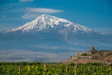 Kloster Khor Virap vor der Kulisse des Vulkans Ararat. (Photo: Tom Pfeiffer)