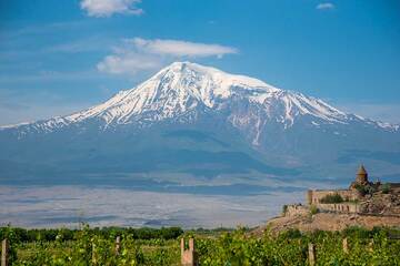 Puissant volcan Ararat vu avec le monastère médiéval de Khor Virap et les vignobles au premier plan. (Photo: Tom Pfeiffer)