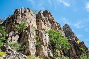 Platy near-vertical rock faces (Photo: Tom Pfeiffer)