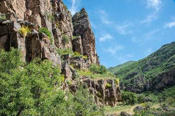 Rugged cliffs of Mesozoic sandstones flank the trail (Photo: Tom Pfeiffer)