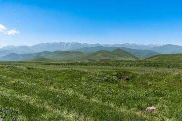 Un jour plus tard, nous nous dirigeons vers Tatev au SE du pays. Quelques impressions du paysage volcanique près du col de Vorotan avec la chaîne de montagnes de Transcaucasie haute de plus de 3000 m en arrière-plan jusqu'au S. (Photo: Tom Pfeiffer)