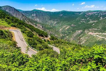 Vue sur la gorge avec la route qui serpente le long du versant sud. (Photo: Tom Pfeiffer)