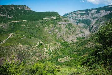 Les majestueuses gorges de Tatev tournées vers l'est. (Photo: Tom Pfeiffer)